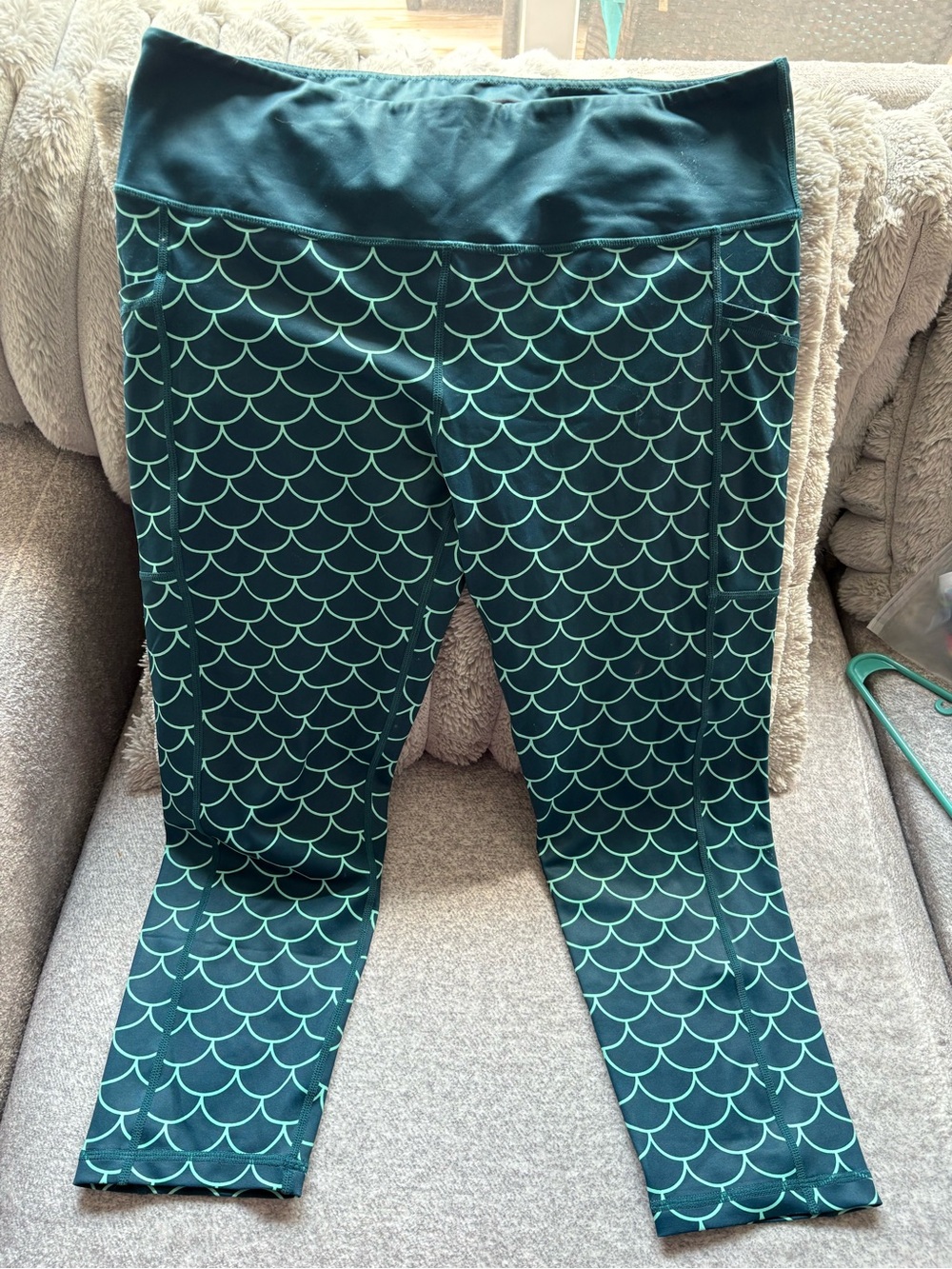 Constantly Varied Gear Teal Mermaid Scale XXL Capris never worn